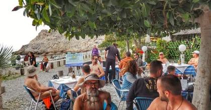 El malestar generado por el cambio de rumbo de los chiringuitos La Barraca y “La Bola Marina” en la playa nudi