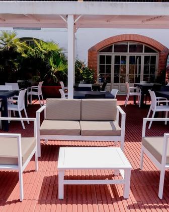 La terrassa del restaurant Sant Josep, el teu racó preferit per menjar a l’aire lliure 🌿🍷 Gaudeix dels àpats s