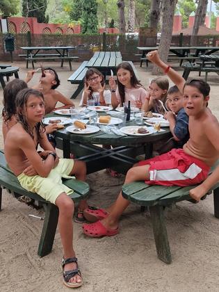 Risas y buen rollo. La barbacoa del Mini Club fue eso: mesas llenas, panecillos a medio comer y caras felices 