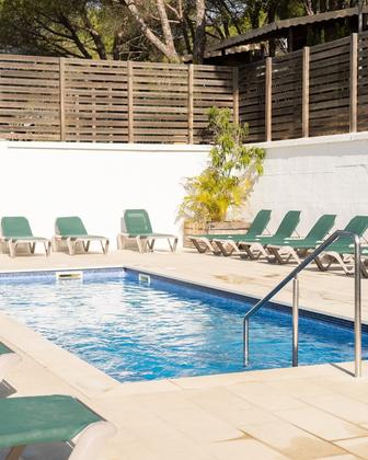 Al nostre càmping trobaràs dues piscines per refrescar-te durant l'estiu, i un jacuzzi perfecte per deixar enr