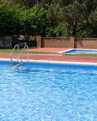 Al nostre càmping trobaràs dues piscines per refrescar-te durant l'estiu, i un jacuzzi perfecte per deixar enr