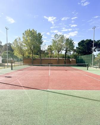 Al nostre càmping també hi ha espai per fer esport i jugar en companyia durant la teva estada 🏀⚽ Tenim pistes 