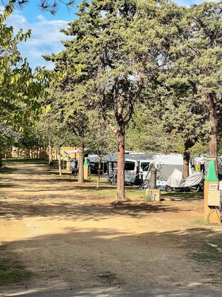🚐 Viatja en càmper sense renunciar a res! Al Càmping Relax Nat les nostres parcel·les estan equipades amb tot 