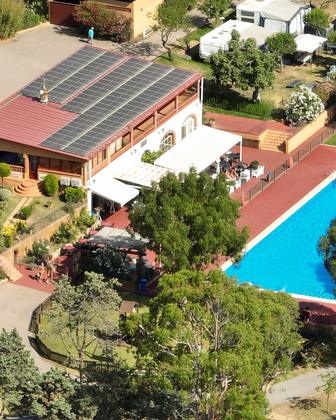 🌿☀️ Sabies que som un càmping amb autoconsum? Fa temps vam instal·lar panells fotovoltaics per a l'autoconsum 