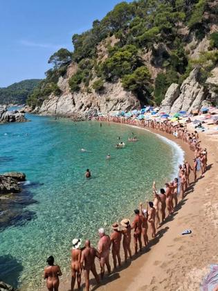 🌊🤝 Sa Boadella respon: el naturisme continua ben viu! ☀️💚 Aquest diumenge vam viure una jornada magnífica a la