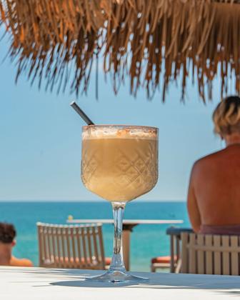 Un café frappé frais face à la mer ☕️ Vous entendez le bruit des vagues ? Au restaurant @paralialesunbeach, vo
