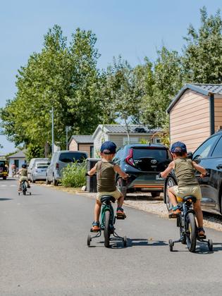 🚲💚 Certains souvenirs grandissent avec le camping… Cette année, nos petits triplés 👦🏼👦🏼👦🏼 sont passés au Mobil