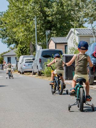 🚲💚 Certains souvenirs grandissent avec le camping… Cette année, nos petits triplés 👦🏼👦🏼👦🏼 sont passés au Mobil