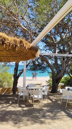🍴 Sombrita, vistas al mar y un buen plato sobre la mesa… El @xiringuito_del_pep tiene esa magia que convierte 