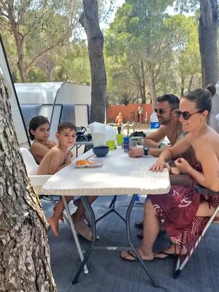 El menú favorito del camping: buena comida, mejor compañía y una pizca de risas 💚 Aquí, cada mesa es un recuer