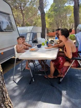 El menú favorito del camping: buena comida, mejor compañía y una pizca de risas 💚 Aquí, cada mesa es un recuer