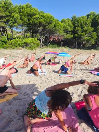 Yoga frente al mar. Sin paredes, sin prisa. Solo arena, pinos y el sonido de fondo del Mediterráneo. Así empie