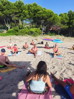 Yoga frente al mar. Sin paredes, sin prisa. Solo arena, pinos y el sonido de fondo del Mediterráneo. Así empie