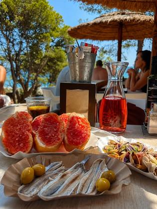 El rincón que no podíamos olvidar. Tapas junto al mar, brisa mediterránea y una terraza con el Torn de fondo. 