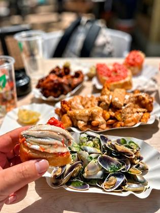 El rincón que no podíamos olvidar. Tapas junto al mar, brisa mediterránea y una terraza con el Torn de fondo. 