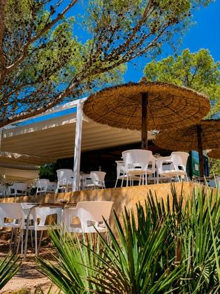El rincón que no podíamos olvidar. Tapas junto al mar, brisa mediterránea y una terraza con el Torn de fondo. 