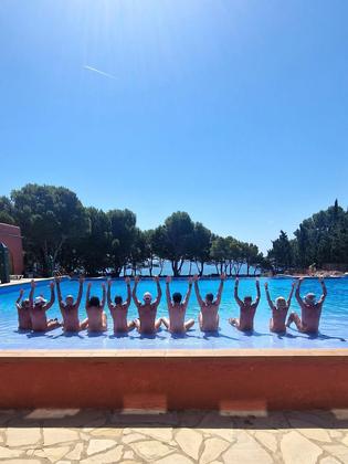 Aquí no hace falta nada más. Solo el sol, el agua, y la libertad de ser tú. Así se vive el verano en El Templo