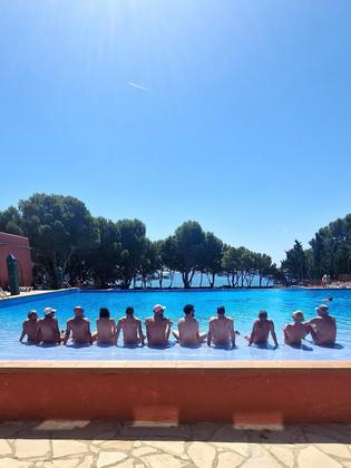Aquí no hace falta nada más. Solo el sol, el agua, y la libertad de ser tú. Así se vive el verano en El Templo