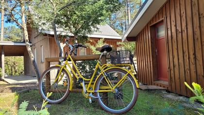 À La Jenny, le vrai luxe, c’est de prendre le temps… 🌿 À pied ou à vélo, tout est plus simple ☀️ Location de v