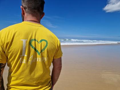 🌊 Vous avez déjà prévu vos vacances ? La Jenny, au bord de l’océan, avec sa plage naturiste immense de sable f