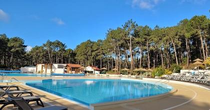 Une magnifique piscine de quatre bassins, dont le plus grand est chauffé à au moins 25 °C. Un vrai bonheur qua