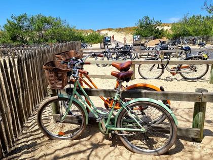 ☀️ Il fait chaud à La Jenny ! Prenez le vélo, profitez de la balade à travers la pinède… puis direction la pla