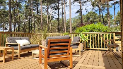 À La Jenny, les chalets sont harmonieusement répartis au cœur de la pinède. Vous profitez ainsi de belles terr