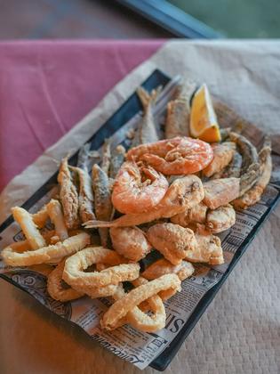 Una fritura de pescado frente al mar 🍤🌊 La vida que te mereces. #LaBarracadeCantarrijan #labarraca #pazyplaya 