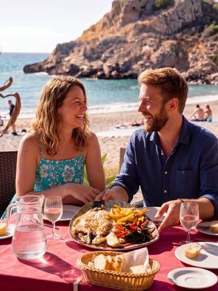 Del Mediterráneo a tu mesa: el ritual empieza en nuestra vitrina. 🐟✨ En La Barraca, la excelencia no se improv
