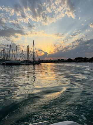 Golden hour & favorite captain 🧡🩵 #goldenhourphotography #boat #capdagde
