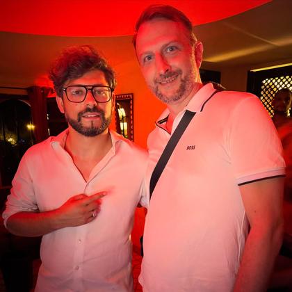 📸🎧 Belle rencontre avec El Professor, l’un des DJs ambassadeurs du Cap d’Agde ! 🔥 Si vous ne l’avez jamais vu 