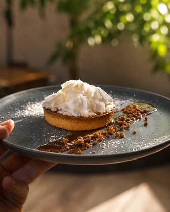 🍫 + 🤍 = le duo parfait. Notre tarte chocolat chantilly est prête à faire craquer les plus gourmands. ___ ✨ Ter