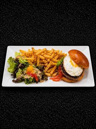🍔 Le burger qui fait toute la différence. Un steak généreux, un œuf au plat, un pain brioché légèrement doré, 