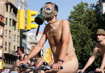 #ciclonudista zaragoza Desnudos ante el tráfico 2011 STREETPHOTO ZARAGOZA #manifestacion #performance By @gaud