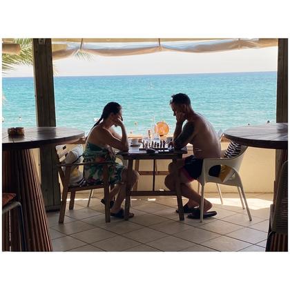 Un café une partie d’échecs, écouter le bruit de la mer, des plaisirs simples … on est bien à la paillote 🏝️ #