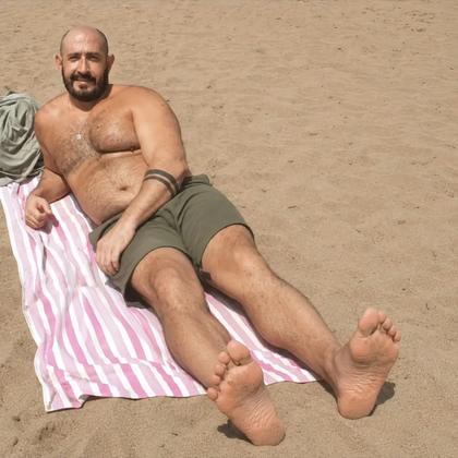 Buenos días a tod@s y feliz jueves #beargay #harychest #nudismo #machogay #pies