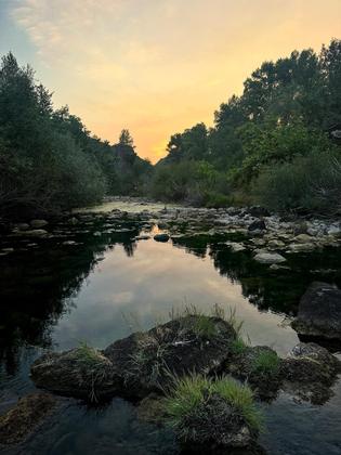 La plus belle nuit à la belle étoile à ce jour ! Descente à la rivière avec des ami·e·s, baignades, pique-niqu