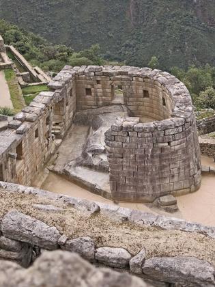 El Templo del Sol fue uno de los recintos más importantes de Machu Picchu. Los incas lo construyeron con piedr
