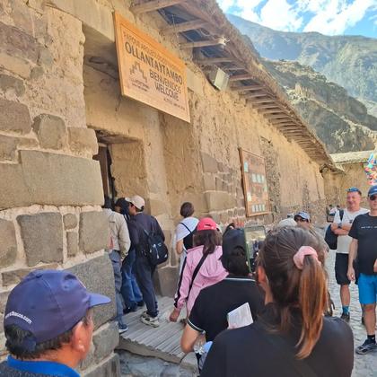☀️✨ TEMPLO DEL SOL – OLLANTAYTAMBO 🇵🇪 Frente a estos enormes bloques de piedra, uno entiende que hay lugares q