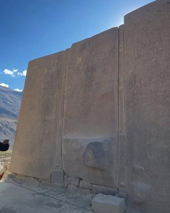 🗿🏔️ En la cima de Ollantaytambo se encuentra el majestuoso Templo del Sol, una de las estructuras más impresio