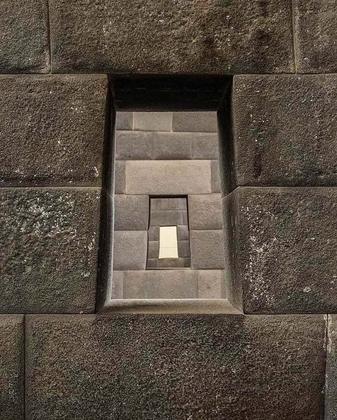 🪨 La perfección de la arquitectura inca ✨ Las ventanas trapezoidales de Qoricancha son un símbolo de la increí