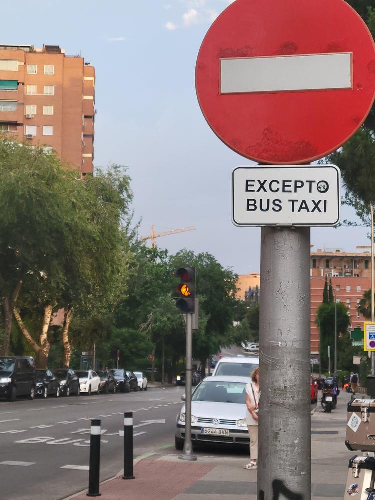 ¿Para cuándo la bici va a tener algún tipo de prioridad? 📷 Madrid y resto de Europa @MADRID https://t.co/MWKLTlEjm3